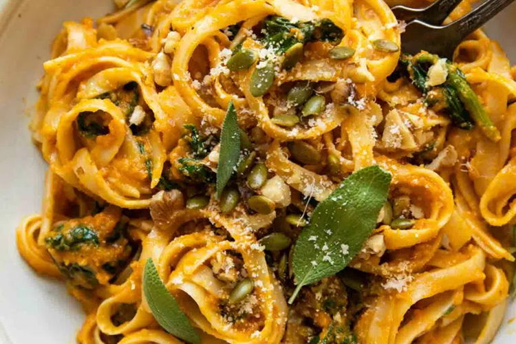 Pasta with Creamy Pumpkin Sauce